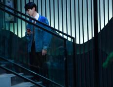 开云体育官方网站-暗夜极速，杰伦格林新加坡街道赛制胜时刻