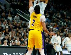 开云体育入口-湖人不敌国王，詹姆斯砍下三双