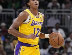 开云体育登录-国王险胜湖人，布克打破历史纪录