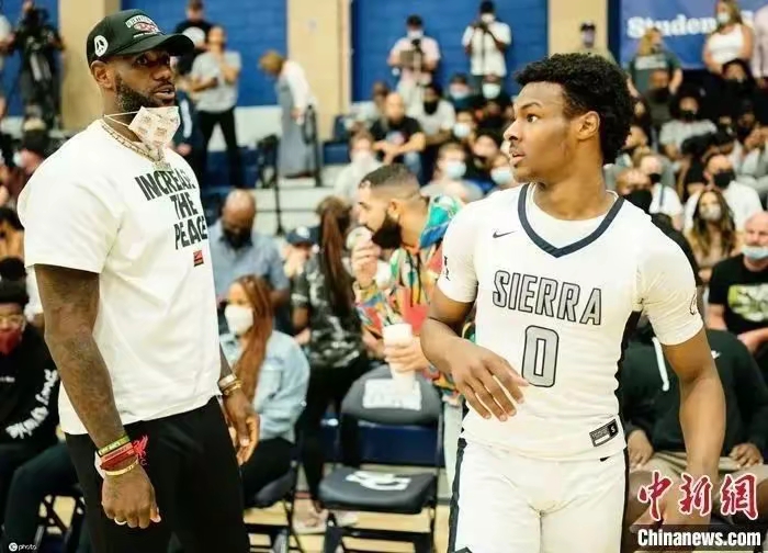 开云平台-NBA选秀大会在洛杉矶举行，新秀争夺第一顺位