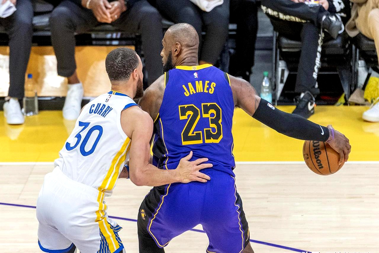 开云APP-勇士再次险胜马刺，领跑西部