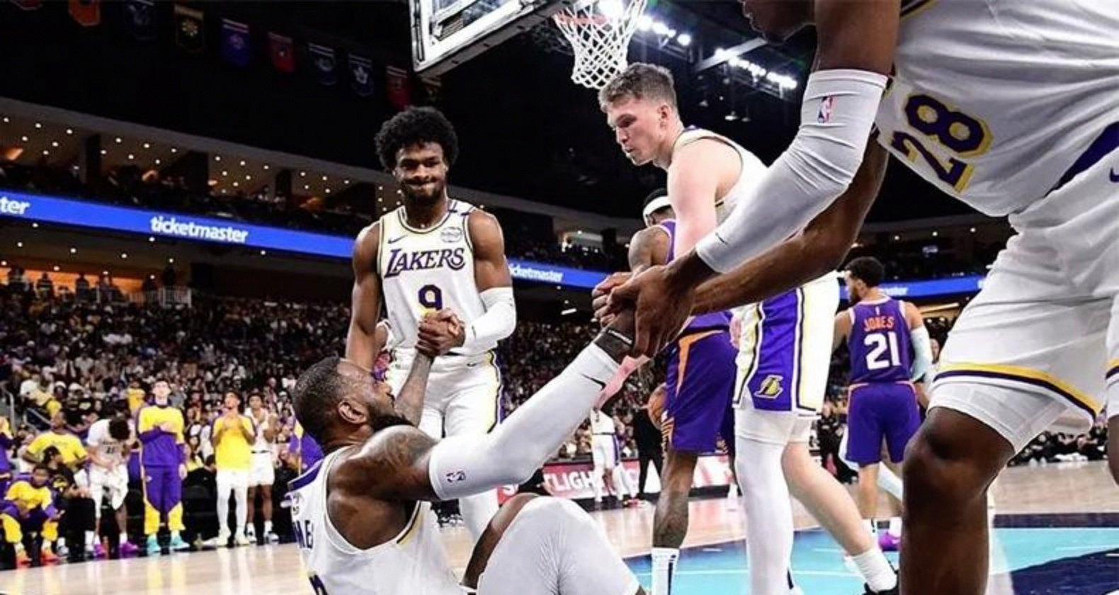 开云体育入口-公牛险胜魔术，布克状态火热